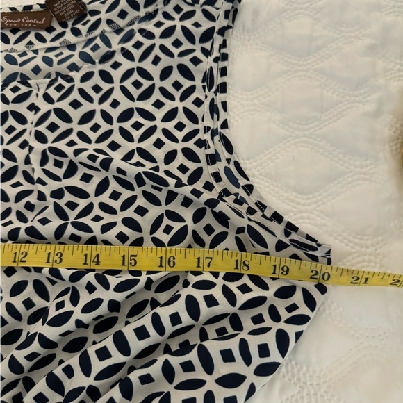 Elegant Black and White Geometric Dress - Picture 10 of 11